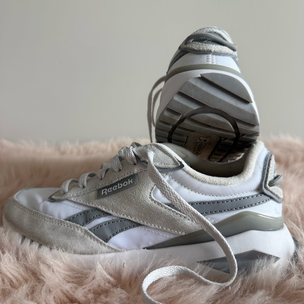 Reebok White and Gray Sneakers Galaxy10, Size 7